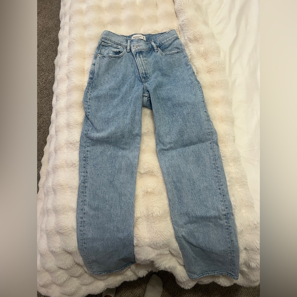 Abercrombie 90’s Straight Ultra High Rise Jean